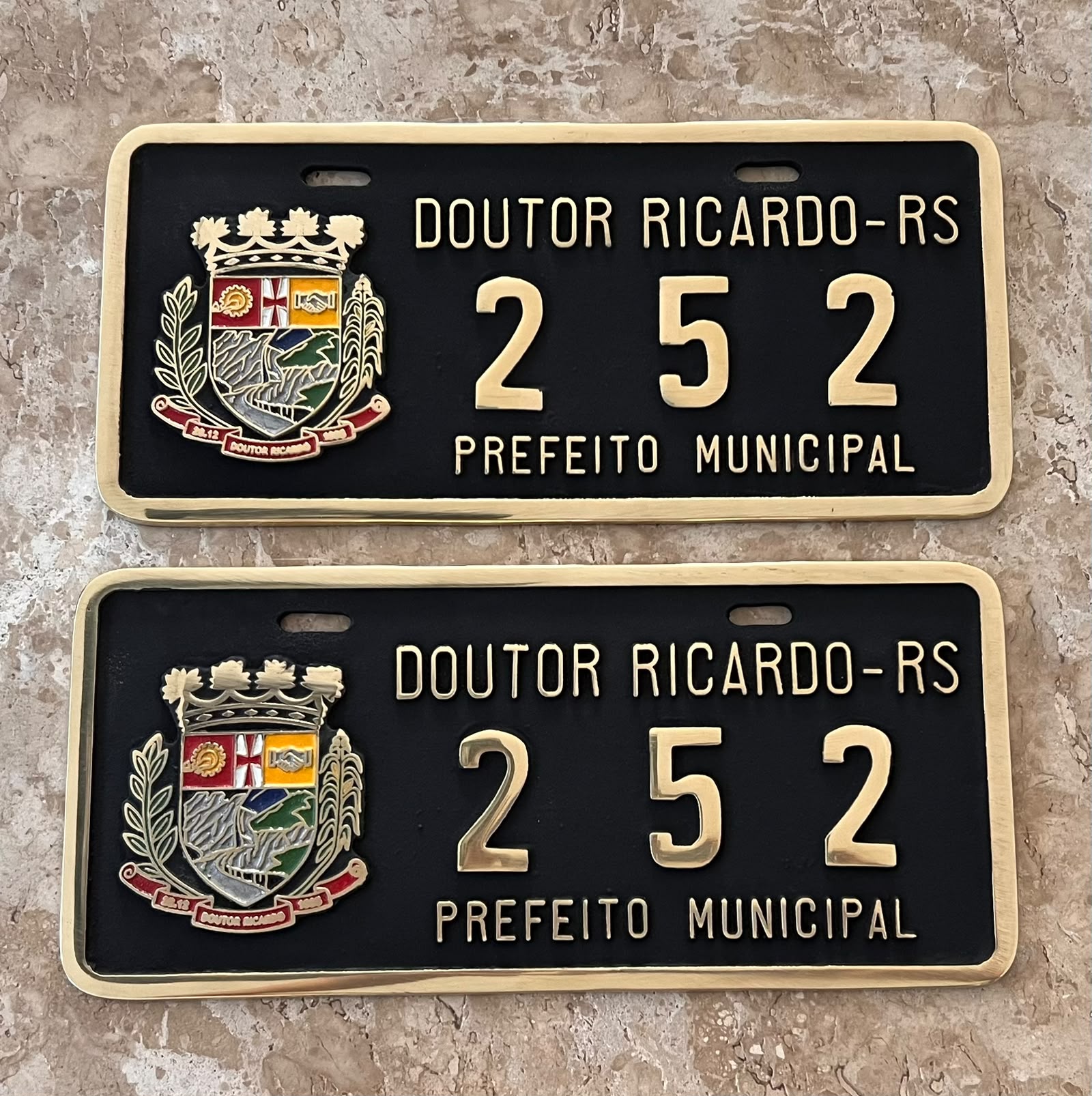 Placa de carro em Bronze Fundido